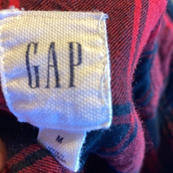 Gap flannel size medium, red and black perfect for fall and winter button up - Picture 4 of 9
